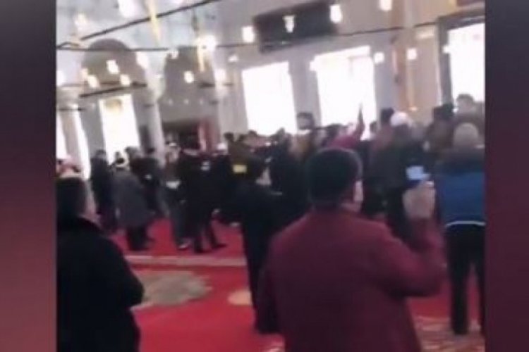 Cemaatle, 'toplu namaz kılmayın' uyarısında bulunan imam arasında tartışma!