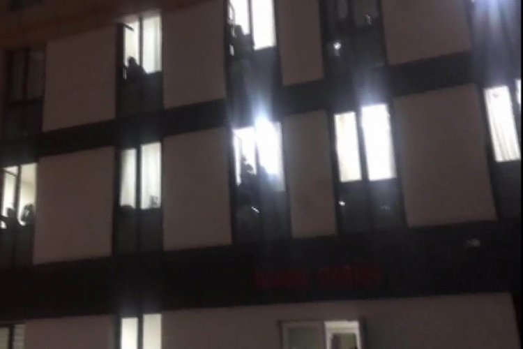 G&ouml;zlem altındaki umreden gelenlerden, sağlık &ccedil;alışanlarına alkış