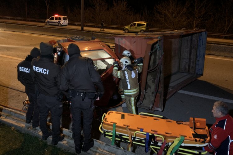 Otomobilin &ccedil;arptığı kamyon devrildi: 2 ağır yaralı