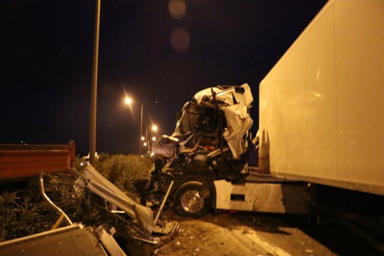 &Ouml;nce levhaya, ardından bariyerlere &ccedil;arptı: 1 &ouml;l&uuml;, 1 yaralı