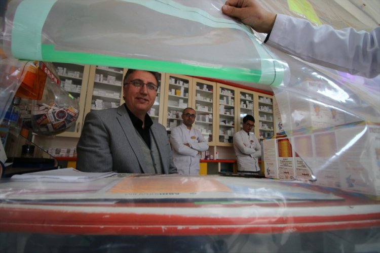 Eczacıdan koronavir&uuml;se şeffaf brandalı &ouml;nlem!