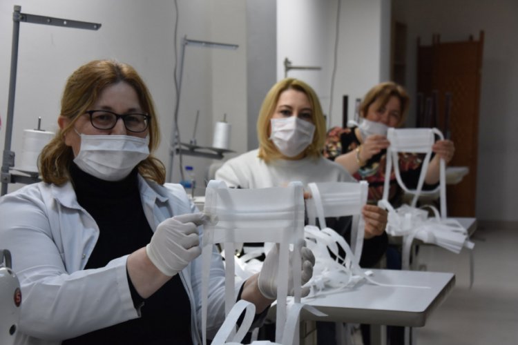 Bursa'da meslek kursu &ouml;ğretmenleri, sağlık &ccedil;alışanları i&ccedil;in maske &uuml;retiyor