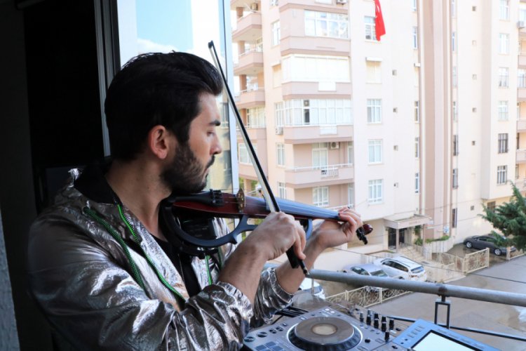 Adanalı kemancının m&uuml;zik performansını mahalle sakinleri sokakta dinledi