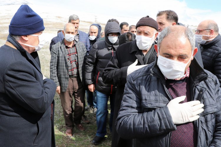 Rekt&ouml;r&uuml;n babasına maske ve eldivenli cenaze t&ouml;reni