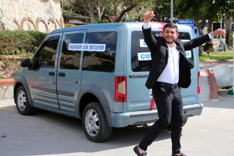 Eşinden boşanmasını konvoy yapıp g&ouml;bek atarak kutladı