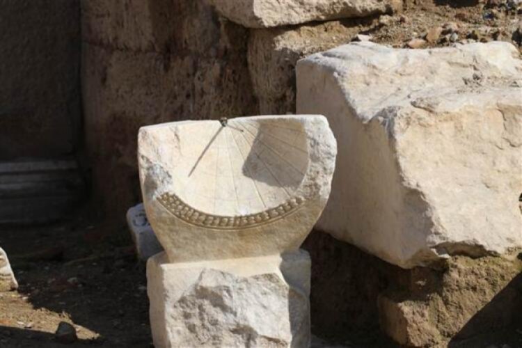 Laodikya'da 2 bin yıllık g&uuml;neş saati bulundu