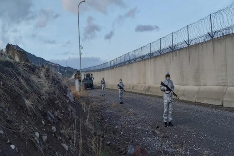 Mehmet&ccedil;iğe, koronavir&uuml;se karşı koruyucu elbise ve maske