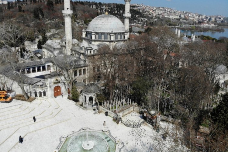 İstanbul'un tarihi camileri boş kaldı