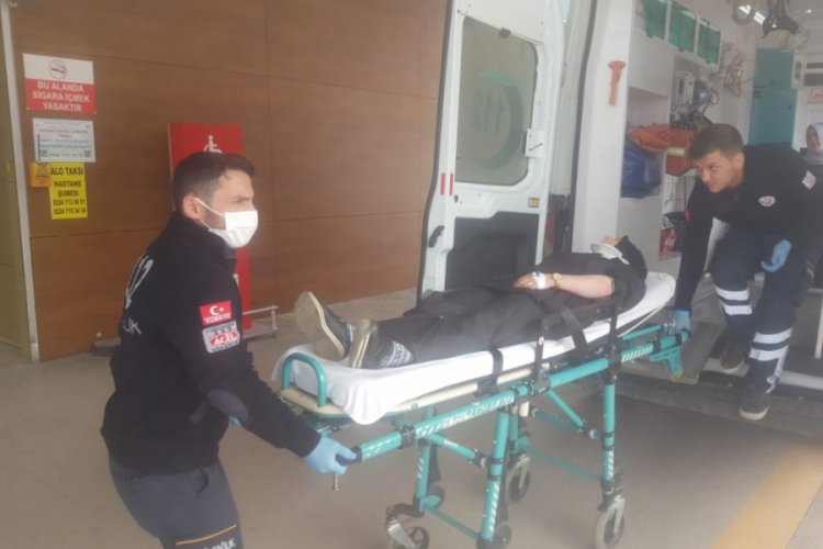Bursa'da otomobil ile kamyonet &ccedil;arpıştı: 3 yaralı