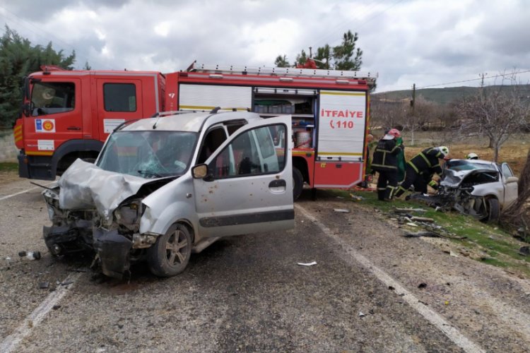 Ara&ccedil;lar kafa kafaya &ccedil;arpıştı: 1 &ouml;l&uuml;