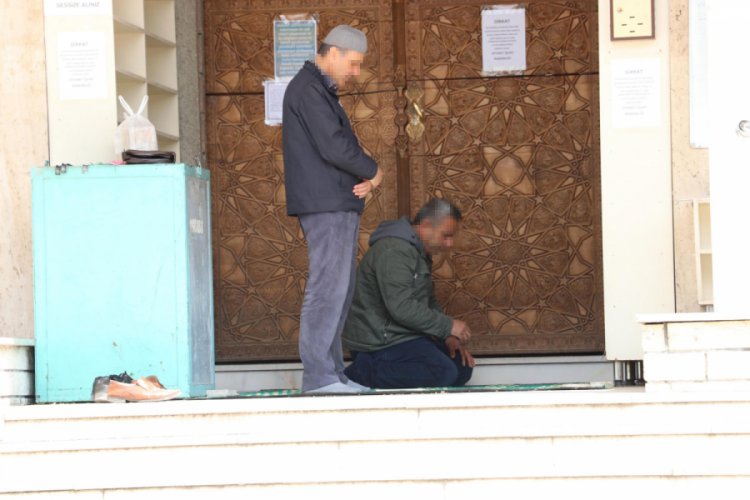 Cami girişinde saf tutup namaz kıldılar