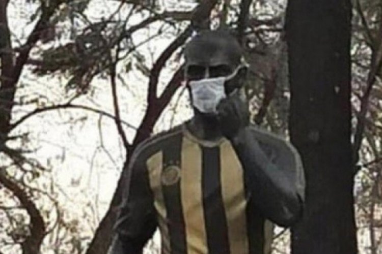 Heykeline maske takılan Alex'ten teşekk&uuml;r