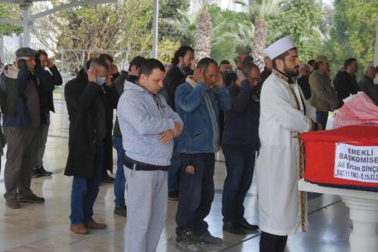 Cenaze namazında 'sosyal mesafe kuralı' uygulandı