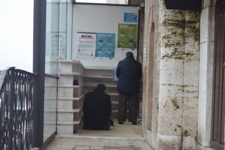 Camiye giremeyen vatandaşlar kapıda namaz kıldı