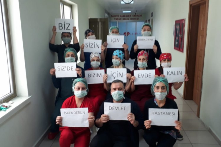 Ameliyathane personelinden d&ouml;vizli 'Evde kal' mesajı