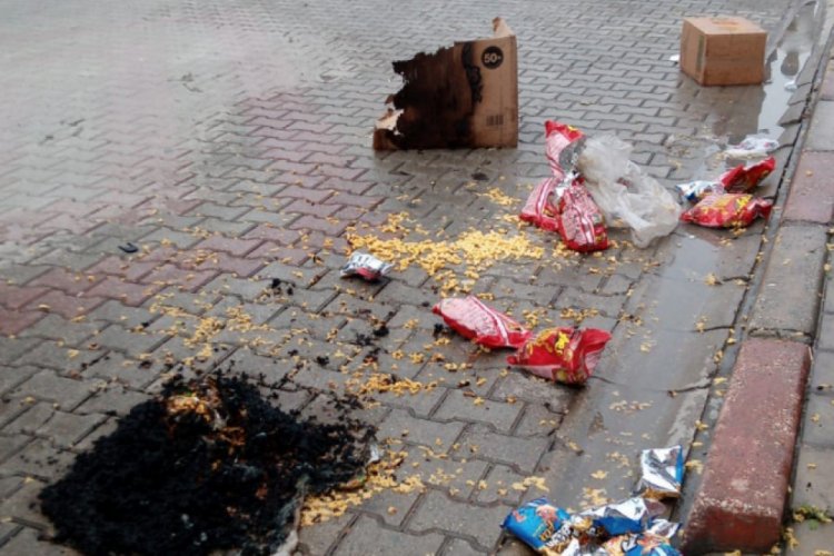 Gen&ccedil; kız marketi kundakladı