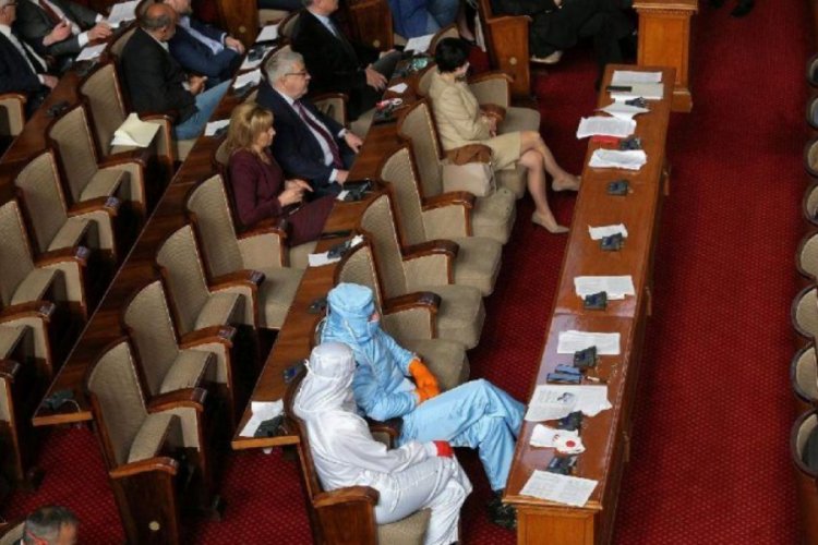 Bulgar meclisinde dikkat &ccedil;eken koronavir&uuml;s &ouml;nlemi