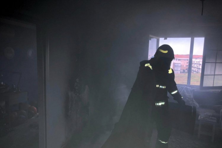 &Ccedil;ıkan yangında 4 kişi dumandan etkilendi