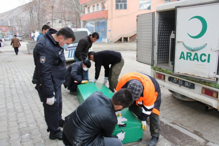 Yaşlı adam yanmış bir şekilde &ouml;l&uuml; bulundu