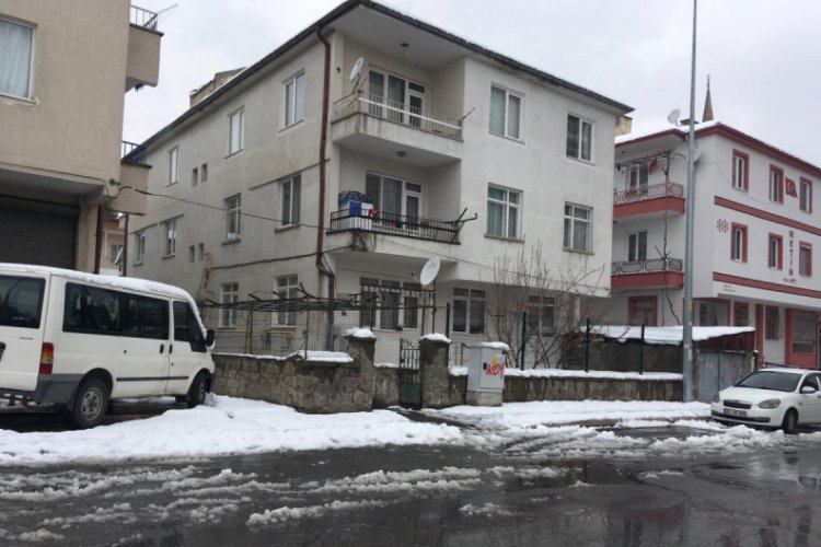 18 yaşındaki eşini 15 yerinden bı&ccedil;akladı