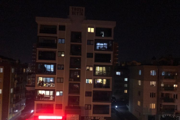 Bursa'da 21.00'de yine herkes balkona &ccedil;ıktı!