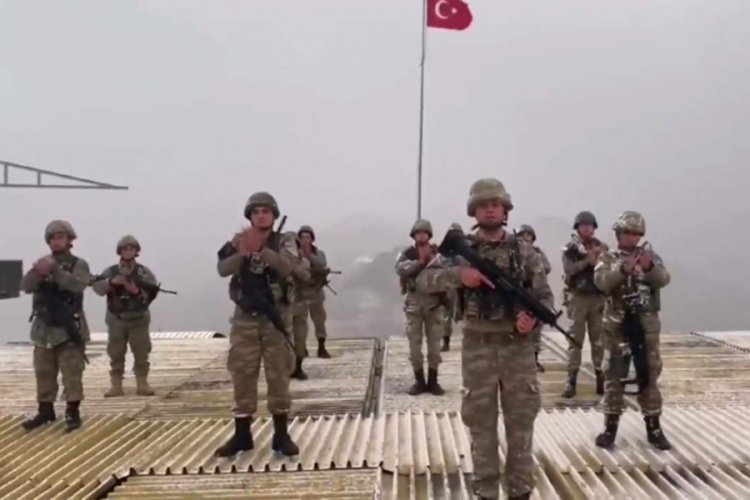 Mehmet&ccedil;ik de sağlık &ccedil;alışanlarını alkışladı
