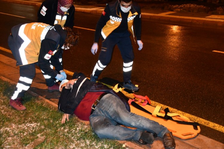 Yaşlı adamın kafasına cam şişeyle vurarak yaraladı