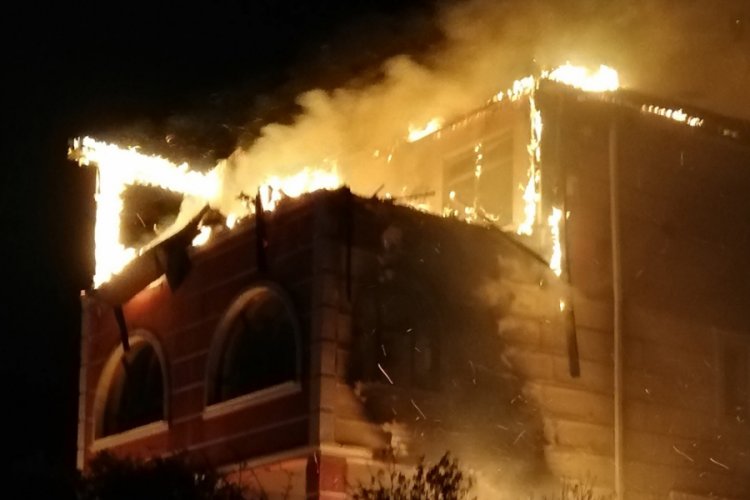 Villanın &ccedil;atı katı alevlere teslim oldu
