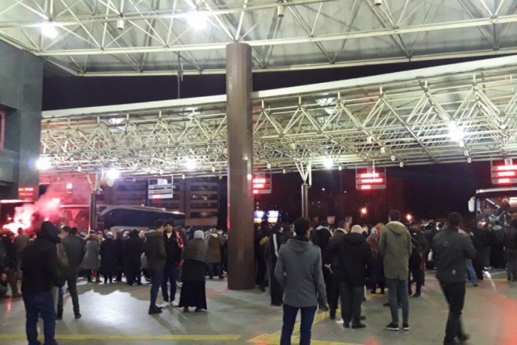 Asker uğurlamada koronavir&uuml;s tedbiri ihmali