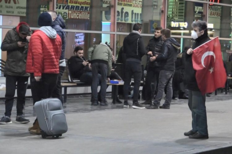 Bursa'da asker uğurlaması sırasında koronavir&uuml;s ihmali
