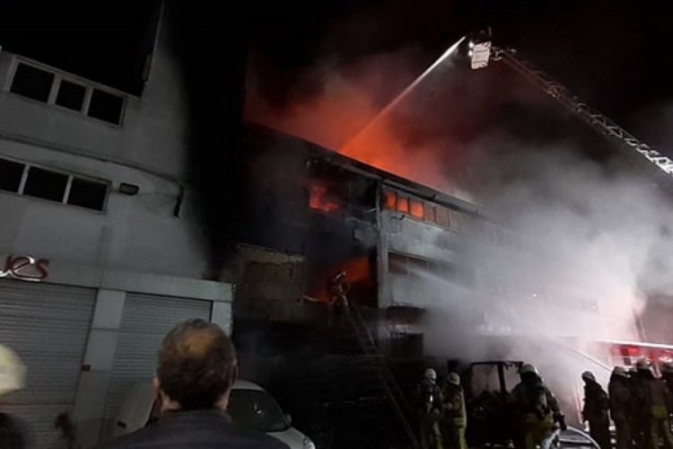 İstanbul'da geceyarısı korkutan yangın