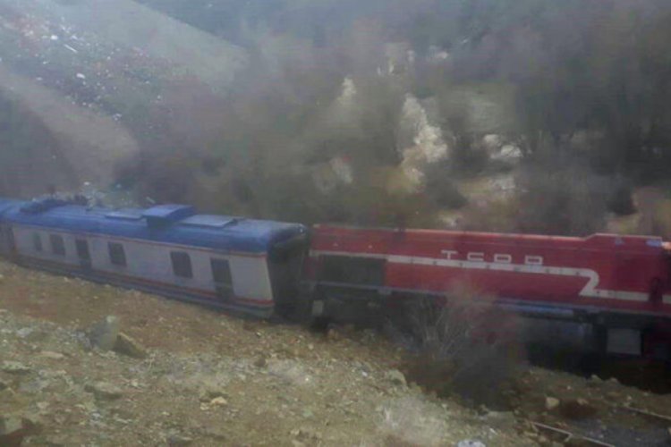 Elazığ'da heyelan nedeniyle tren raydan &ccedil;ıktı!