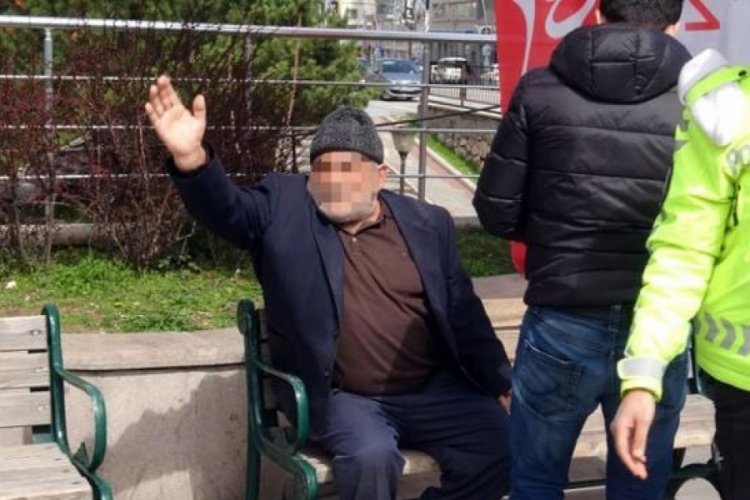 Yaşlı adam habercilere hakaret edip bı&ccedil;ak &ccedil;ekti
