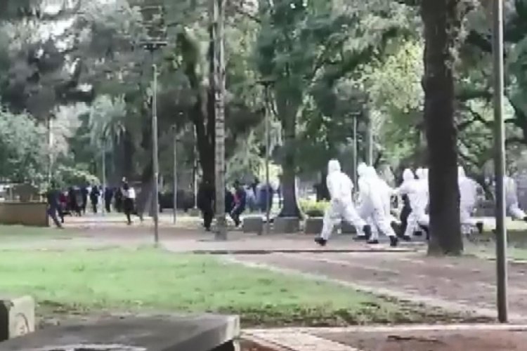 Arjantin'de zorunlu karantinaya uymayanlara biber gazlı m&uuml;dahale