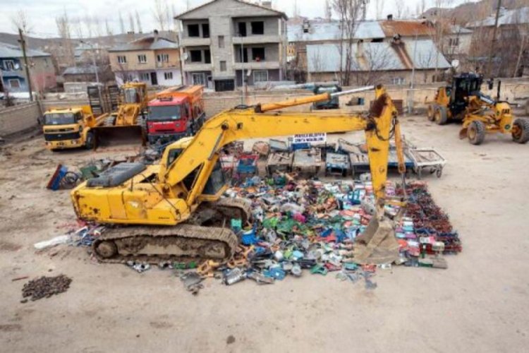 Hileli ve bozuk teraziler iş makinasıyla imha edildi