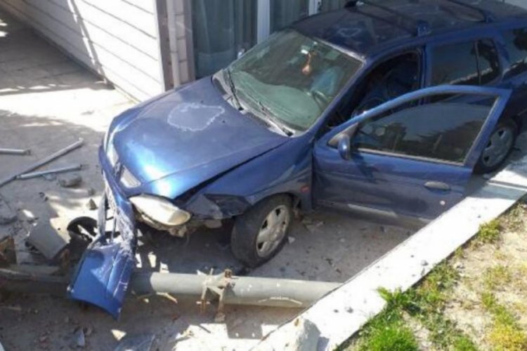 Kaza yapan otomobil bah&ccedil;eye d&uuml;şt&uuml;