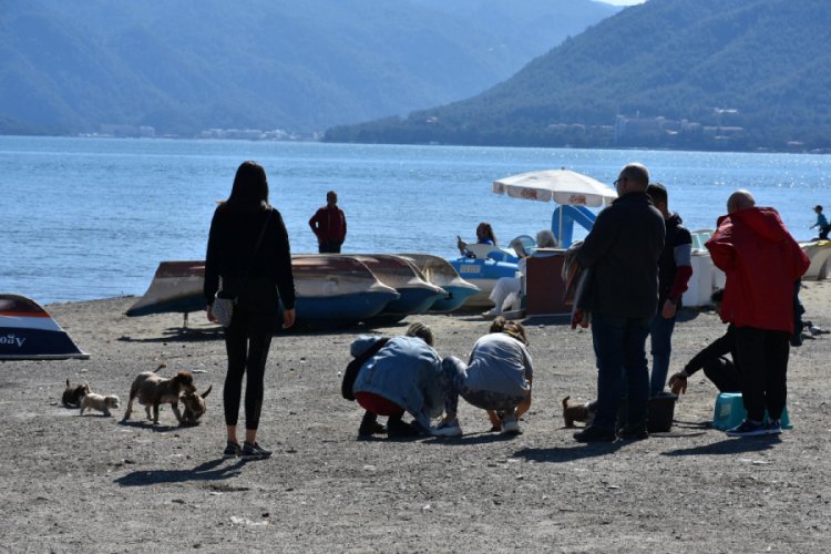 Sıcak hava koronavir&uuml;s&uuml; unutturdu