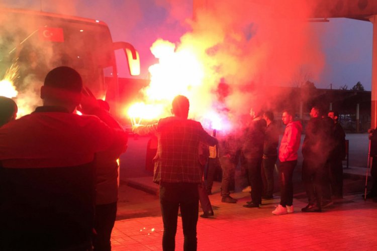 Yasağa rağmen meşaleli asker uğurlaması yapıldı