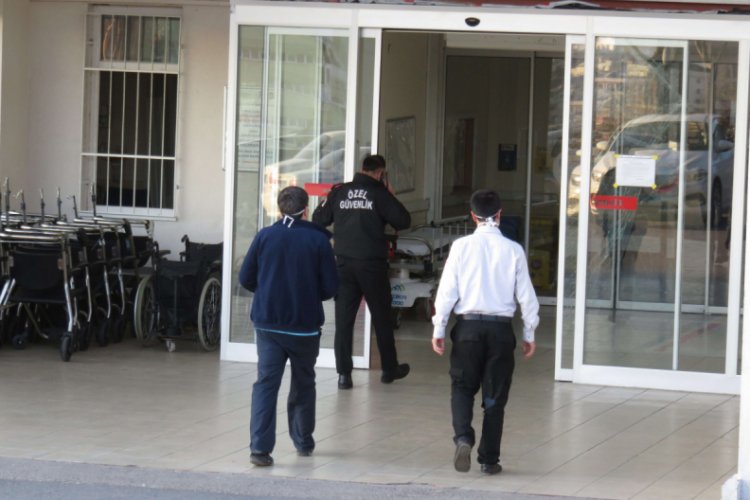 Koronavir&uuml;s servisine alınmayan hasta yakını ter&ouml;r estirdi!