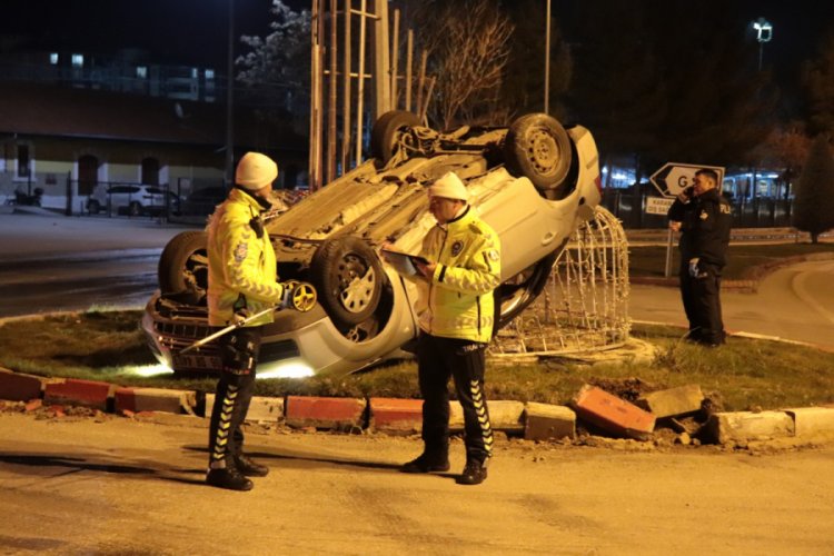Otomobil MOBESE direğine &ccedil;arptı: 4 yaralı