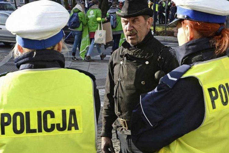 Polonya polisinden &ccedil;ağrı: L&uuml;tfen t&uuml;m su&ccedil;lara ara verin