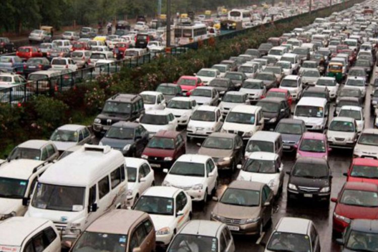 Hindistan'da motosiklet s&uuml;r&uuml;c&uuml;s&uuml; hapşırdığı i&ccedil;in d&ouml;v&uuml;ld&uuml;