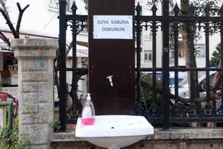 'Suya sabuna dokunun' dedi, sokağa hortumlu lavabo koydu