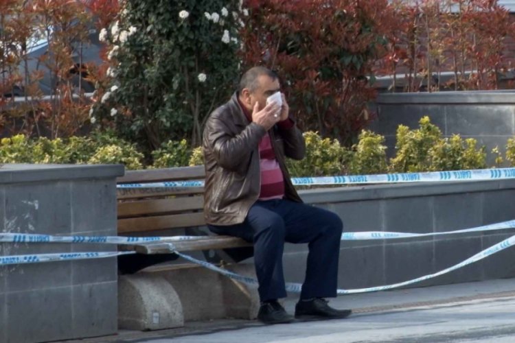 Şeride rağmen banka oturan vatandaşlar pes dedirtti