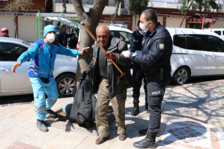 68 yaşındaki evsiz, misafirhaneye gitmemek i&ccedil;in direndi