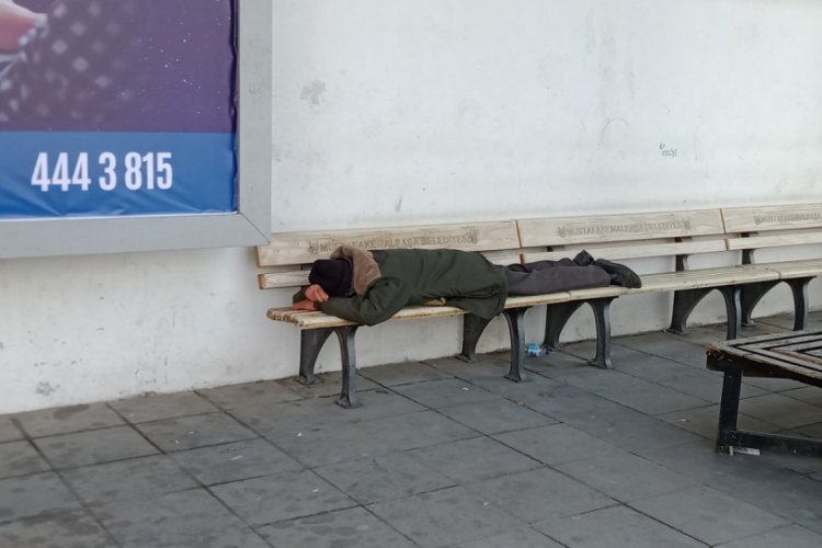 Bursa'da 70 yaşındaki adam belediye meydanında sızıp kaldı