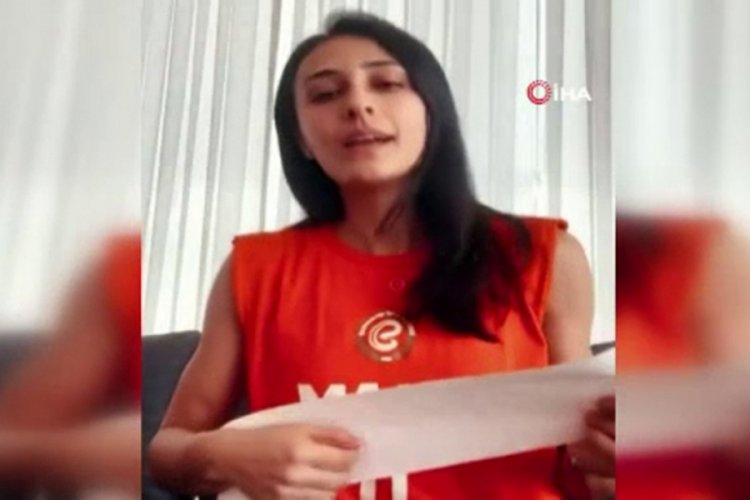 Simge Ak&ouml;z, evde kalanlara moral vermek i&ccedil;in şarkı s&ouml;yledi