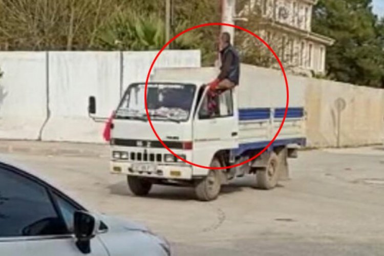 Kapının &uuml;zerine oturup, kamyoneti ayaklarıyla kullandı