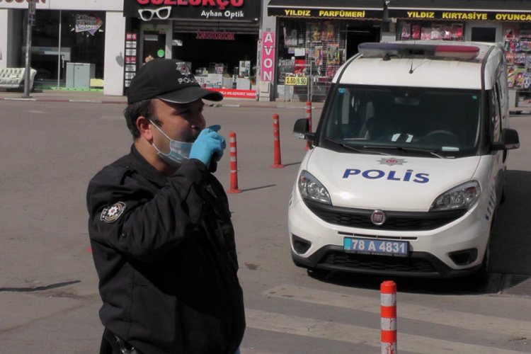 Polisler, sokağa &ccedil;ıkma yasağını anonslarla duyurdu