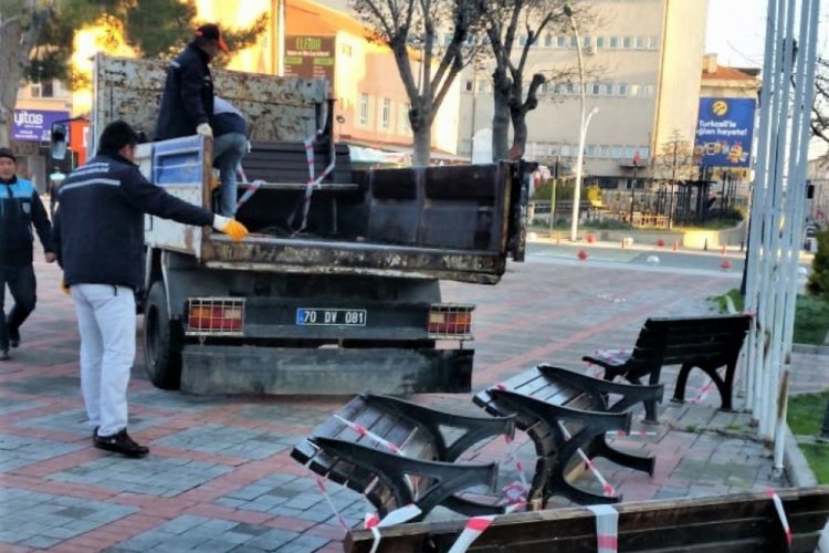 Parklardaki oturma bankları kaldırıldı